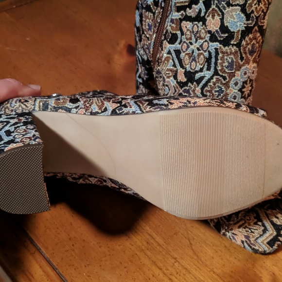 Open toed booties - Picture 3 of 3